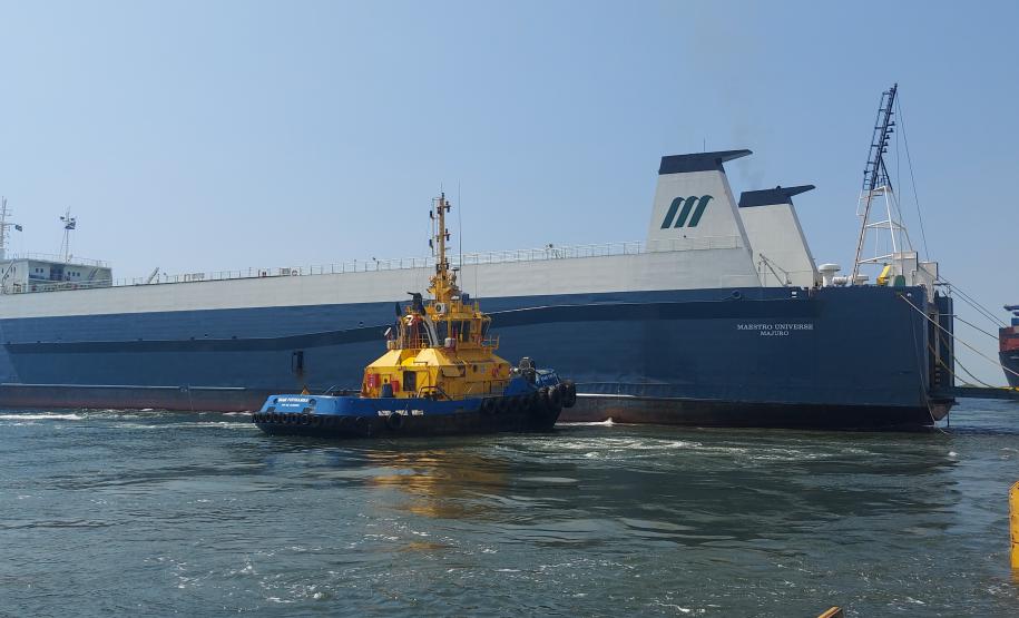 Navio atraca perpendicular ao cais e chama atenção no Porto de Paranaguá