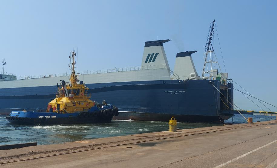Navio atraca perpendicular ao cais e chama atenção no Porto de Paranaguá