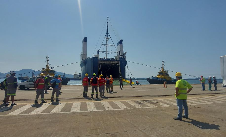 Navio atraca perpendicular ao cais e chama atenção no Porto de Paranaguá