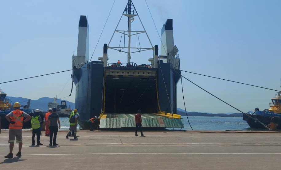 Navio atraca perpendicular ao cais e chama atenção no Porto de Paranaguá