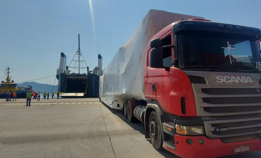 Navio atraca perpendicular ao cais e chama atenção no Porto de Paranaguá