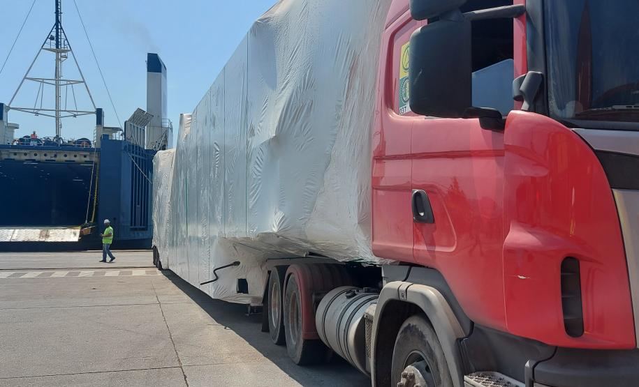 Navio atraca perpendicular ao cais e chama atenção no Porto de Paranaguá