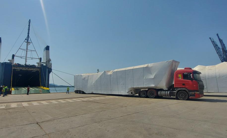 Navio atraca perpendicular ao cais e chama atenção no Porto de Paranaguá