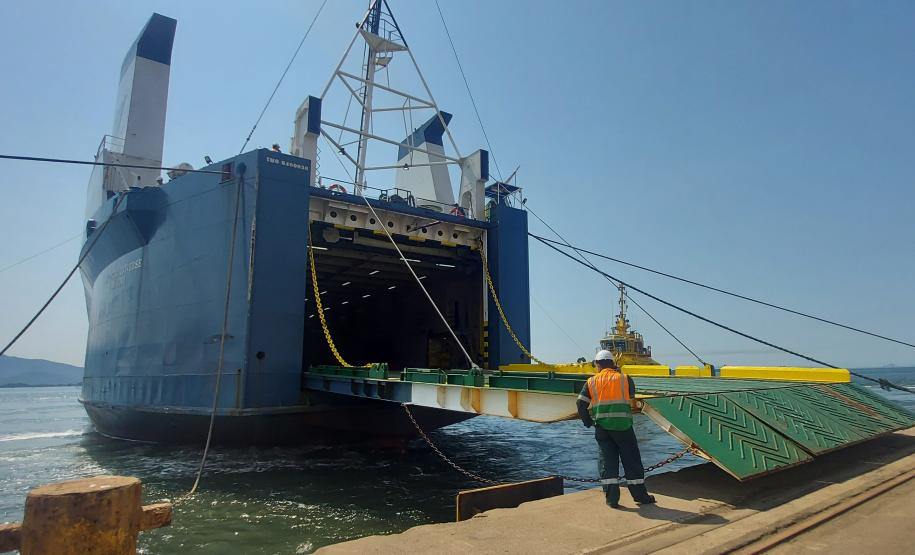 Navio atraca perpendicular ao cais e chama atenção no Porto de Paranaguá
