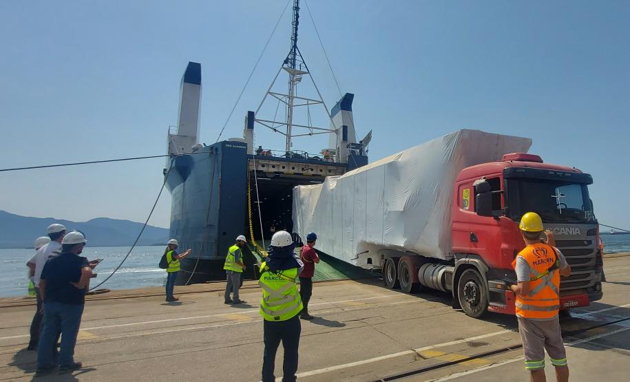 Navio atraca perpendicular ao cais e chama atenção no Porto de Paranaguá