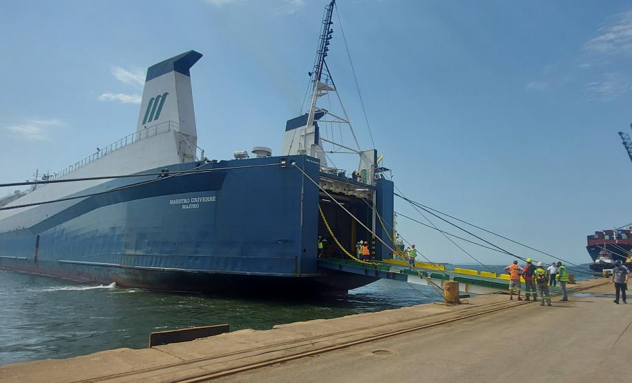 Navio atraca perpendicular ao cais e chama atenção no Porto de Paranaguá