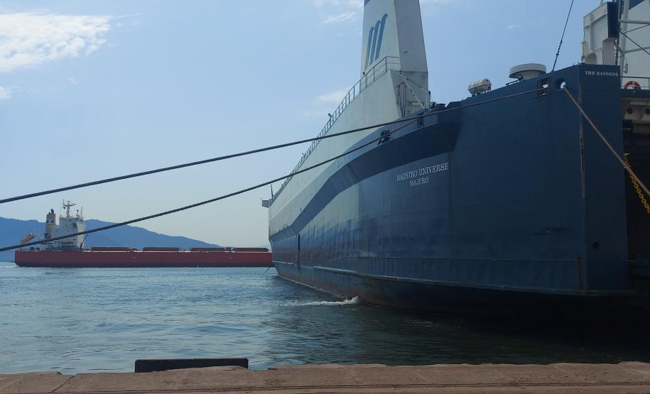 Navio atraca perpendicular ao cais e chama atenção no Porto de Paranaguá