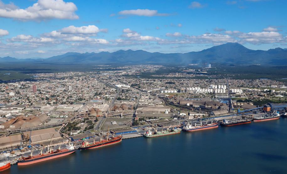 As importações de janeiro a agosto deste ano puxam para cima e o aumento registrado no período é de 2%. O principal destaque continua sendo no volume de fertilizantes que chegam pelos portos de Paranaguá e Antonina.