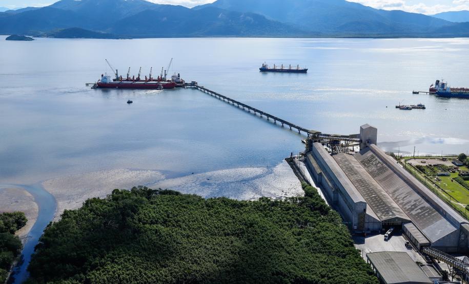 As importações de janeiro a agosto deste ano puxam para cima e o aumento registrado no período é de 2%. O principal destaque continua sendo no volume de fertilizantes que chegam pelos portos de Paranaguá e Antonina.