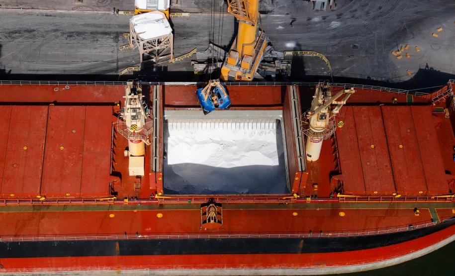 As importações de janeiro a agosto deste ano puxam para cima e o aumento registrado no período é de 2%. O principal destaque continua sendo no volume de fertilizantes que chegam pelos portos de Paranaguá e Antonina.