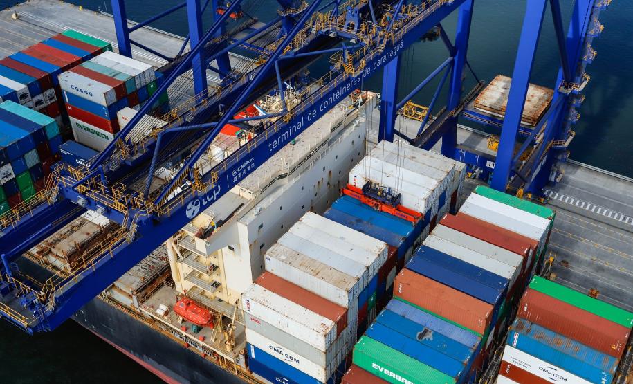 As importações de janeiro a agosto deste ano puxam para cima e o aumento registrado no período é de 2%. O principal destaque continua sendo no volume de fertilizantes que chegam pelos portos de Paranaguá e Antonina.