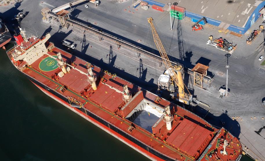 As importações de janeiro a agosto deste ano puxam para cima e o aumento registrado no período é de 2%. O principal destaque continua sendo no volume de fertilizantes que chegam pelos portos de Paranaguá e Antonina.