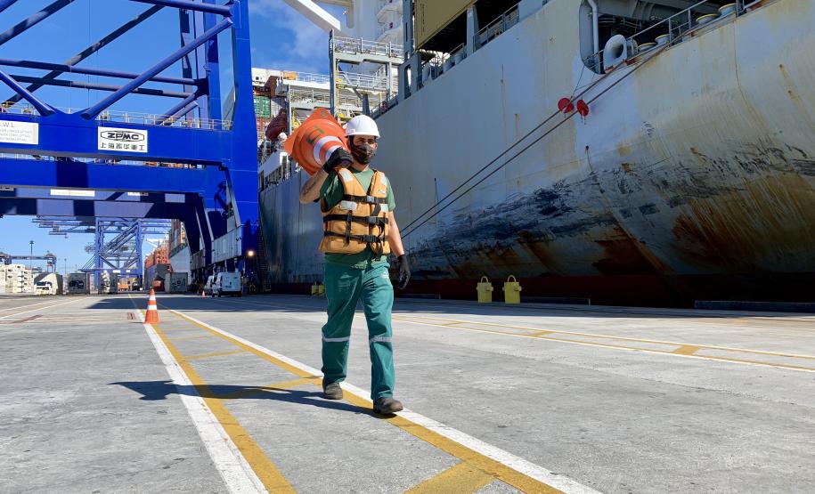 As mudanças vigoram a partir de 25 de outubro. O principal objetivo da modernização das normas, juntamente à intensificação da fiscalização, é tornar as instalações portuárias cada vez mais seguras, atendendo aos requisitos ambientais – medidas para melhorar a eficiência de toda a operação.