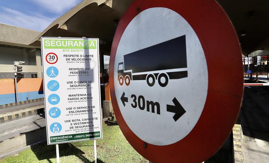 As mudanças vigoram a partir de 25 de outubro. O principal objetivo da modernização das normas, juntamente à intensificação da fiscalização, é tornar as instalações portuárias cada vez mais seguras, atendendo aos requisitos ambientais – medidas para melhorar a eficiência de toda a operação.