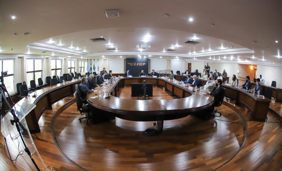 O evento desta quarta-feira (15) tratou do potencial de movimentação de cargas dos portos paranaenses e dos avanços nos projetos do Estado para atender o modal ferroviário no transporte da produção do Paraná e de vizinhos como MS e até Paraguai