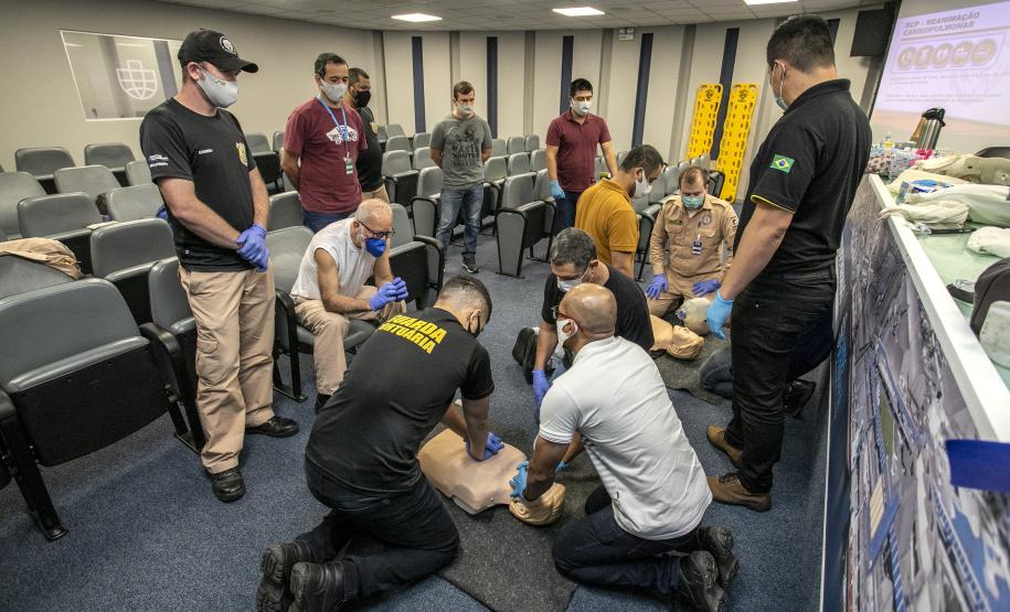 Turma com integrantes da Unidade Administrativa de Segurança Portuária participou de 40 horas de curso de combate a incêndios e primeiros socorros para atuação no Porto de Paranaguá.
