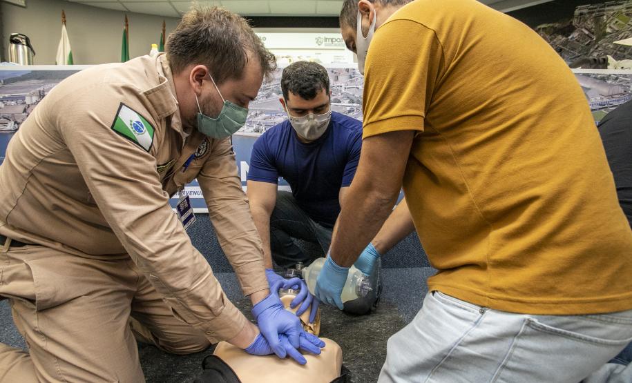 Turma com integrantes da Unidade Administrativa de Segurança Portuária participou de 40 horas de curso de combate a incêndios e primeiros socorros para atuação no Porto de Paranaguá.
