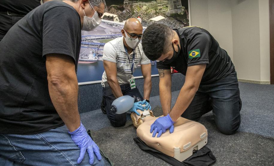 Turma com integrantes da Unidade Administrativa de Segurança Portuária participou de 40 horas de curso de combate a incêndios e primeiros socorros para atuação no Porto de Paranaguá.