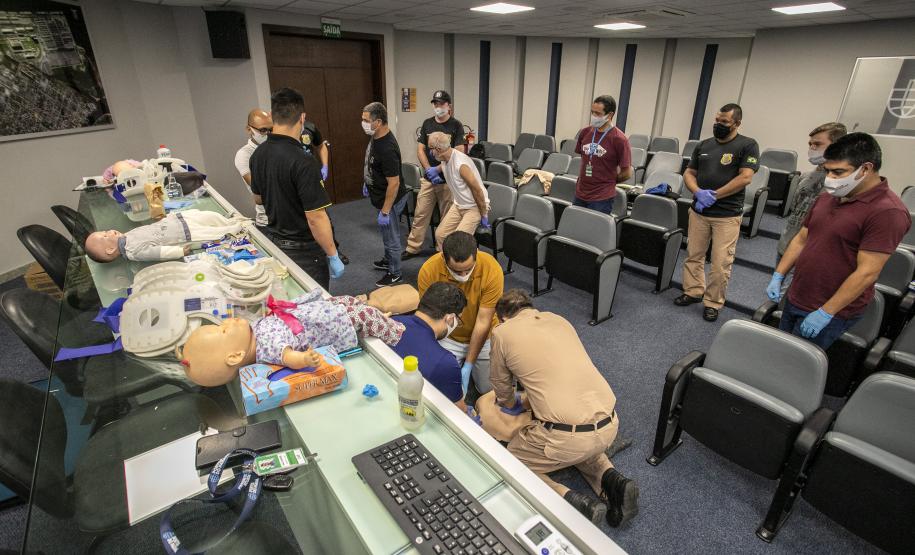 Turma com integrantes da Unidade Administrativa de Segurança Portuária participou de 40 horas de curso de combate a incêndios e primeiros socorros para atuação no Porto de Paranaguá.
