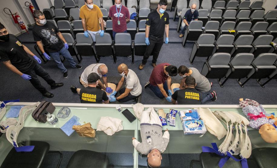 Turma com integrantes da Unidade Administrativa de Segurança Portuária participou de 40 horas de curso de combate a incêndios e primeiros socorros para atuação no Porto de Paranaguá.