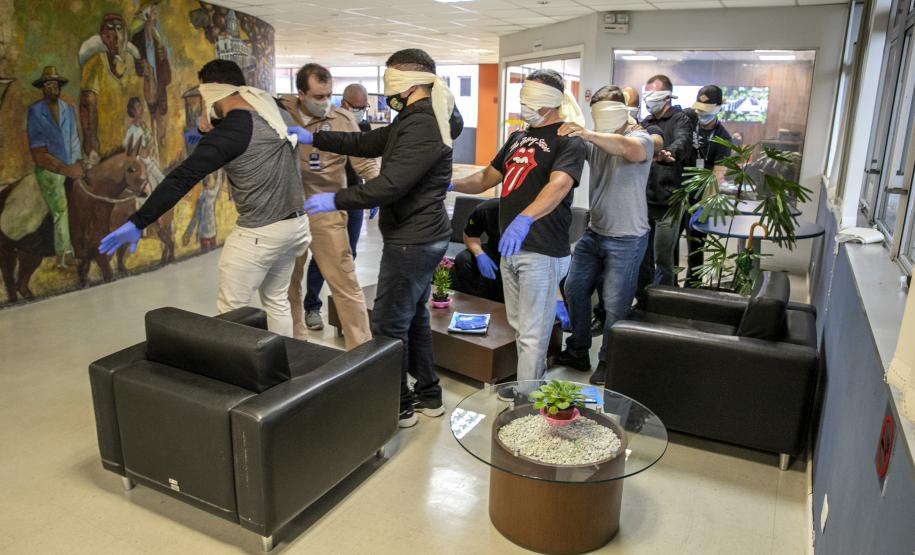 Turma com integrantes da Unidade Administrativa de Segurança Portuária participou de 40 horas de curso de combate a incêndios e primeiros socorros para atuação no Porto de Paranaguá.