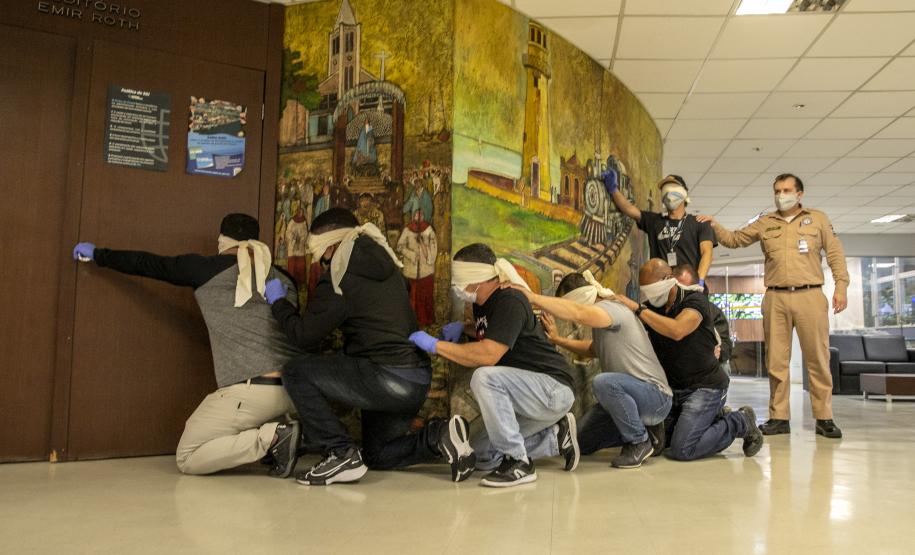 Turma com integrantes da Unidade Administrativa de Segurança Portuária participou de 40 horas de curso de combate a incêndios e primeiros socorros para atuação no Porto de Paranaguá.