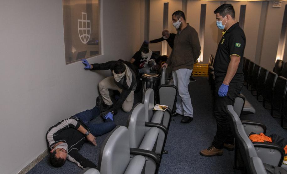 Turma com integrantes da Unidade Administrativa de Segurança Portuária participou de 40 horas de curso de combate a incêndios e primeiros socorros para atuação no Porto de Paranaguá.