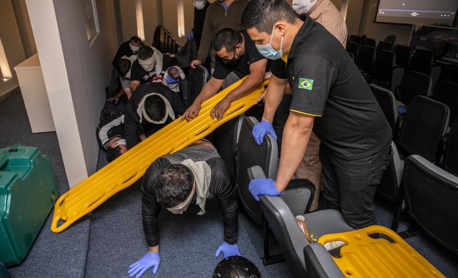Turma com integrantes da Unidade Administrativa de Segurança Portuária participou de 40 horas de curso de combate a incêndios e primeiros socorros para atuação no Porto de Paranaguá.