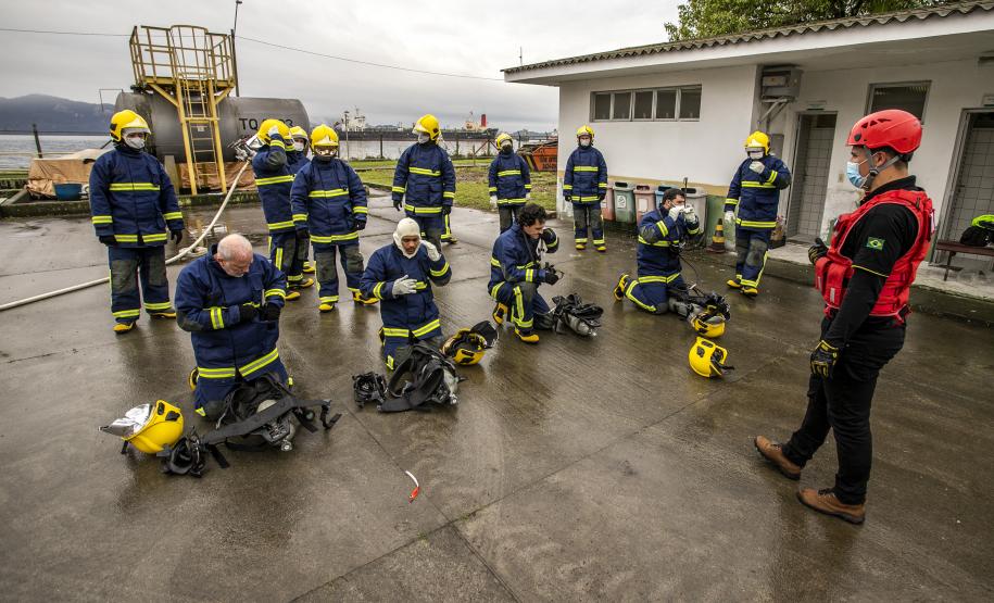 Turma com integrantes da Unidade Administrativa de Segurança Portuária participou de 40 horas de curso de combate a incêndios e primeiros socorros para atuação no Porto de Paranaguá.