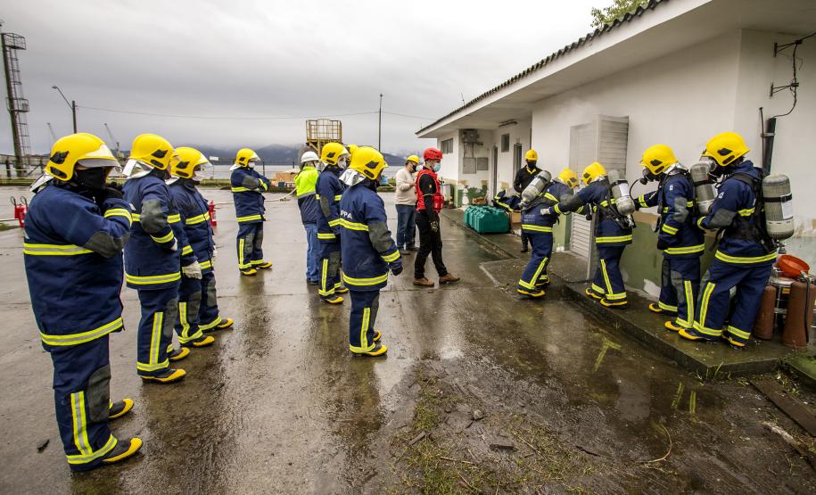 Turma com integrantes da Unidade Administrativa de Segurança Portuária participou de 40 horas de curso de combate a incêndios e primeiros socorros para atuação no Porto de Paranaguá.