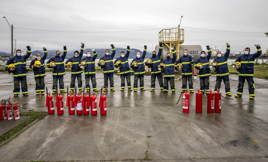 Turma com integrantes da Unidade Administrativa de Segurança Portuária participou de 40 horas de curso de combate a incêndios e primeiros socorros para atuação no Porto de Paranaguá.