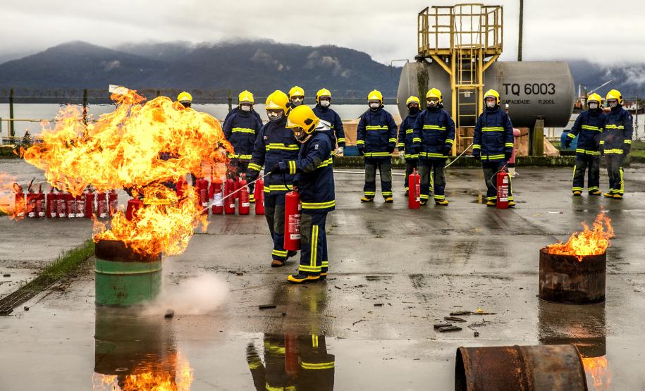 Turma com integrantes da Unidade Administrativa de Segurança Portuária participou de 40 horas de curso de combate a incêndios e primeiros socorros para atuação no Porto de Paranaguá.