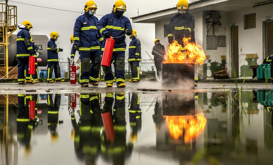 Turma com integrantes da Unidade Administrativa de Segurança Portuária participou de 40 horas de curso de combate a incêndios e primeiros socorros para atuação no Porto de Paranaguá.