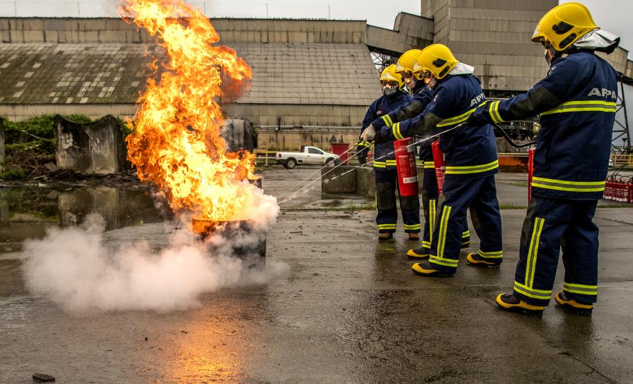 Turma com integrantes da Unidade Administrativa de Segurança Portuária participou de 40 horas de curso de combate a incêndios e primeiros socorros para atuação no Porto de Paranaguá.