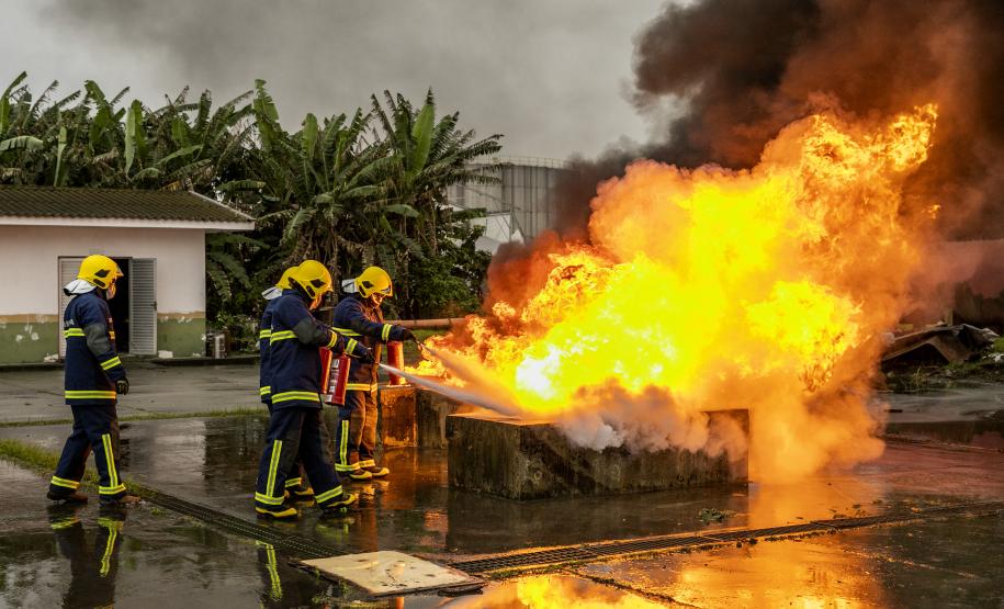Turma com integrantes da Unidade Administrativa de Segurança Portuária participou de 40 horas de curso de combate a incêndios e primeiros socorros para atuação no Porto de Paranaguá.