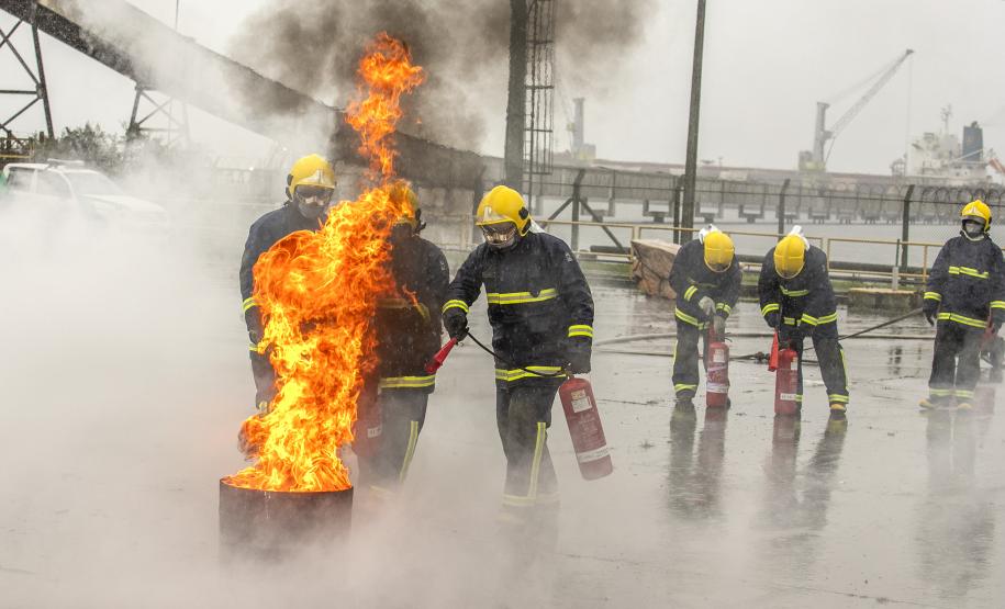 Turma com integrantes da Unidade Administrativa de Segurança Portuária participou de 40 horas de curso de combate a incêndios e primeiros socorros para atuação no Porto de Paranaguá.
