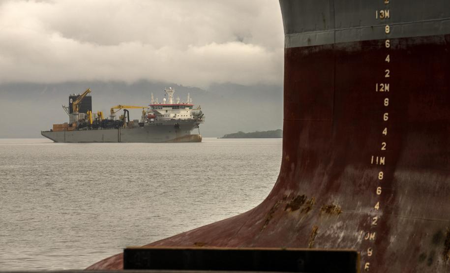 Draga que realiza obras em Santa Catarina abastece no Porto de Paranaguá