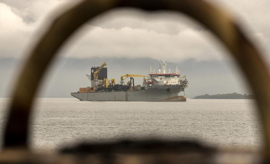 Draga que realiza obras em Santa Catarina abastece no Porto de Paranaguá