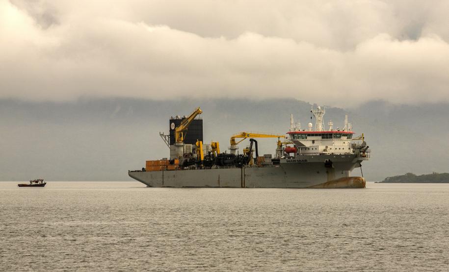 Draga que realiza obras em Santa Catarina abastece no Porto de Paranaguá