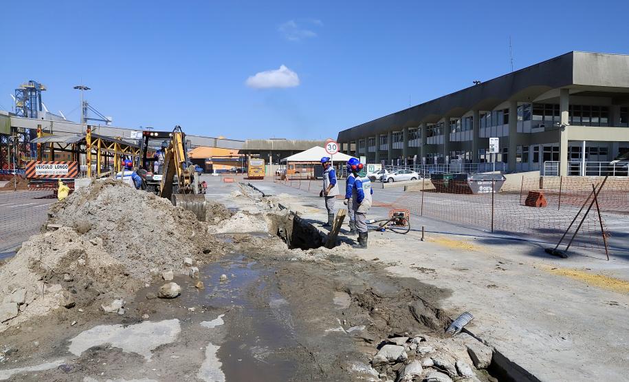 O sistema de drenagem pluvial da faixa portuária e do silo público vertical do Porto de Paranaguá foi todo readequado. Com investimento de pouco mais de R$15,4 milhões da Portos do Paraná, a obra foi realizada em cinco lotes, somando área total de quase 375 mil metros quadrados. Está em fase de conclusão.