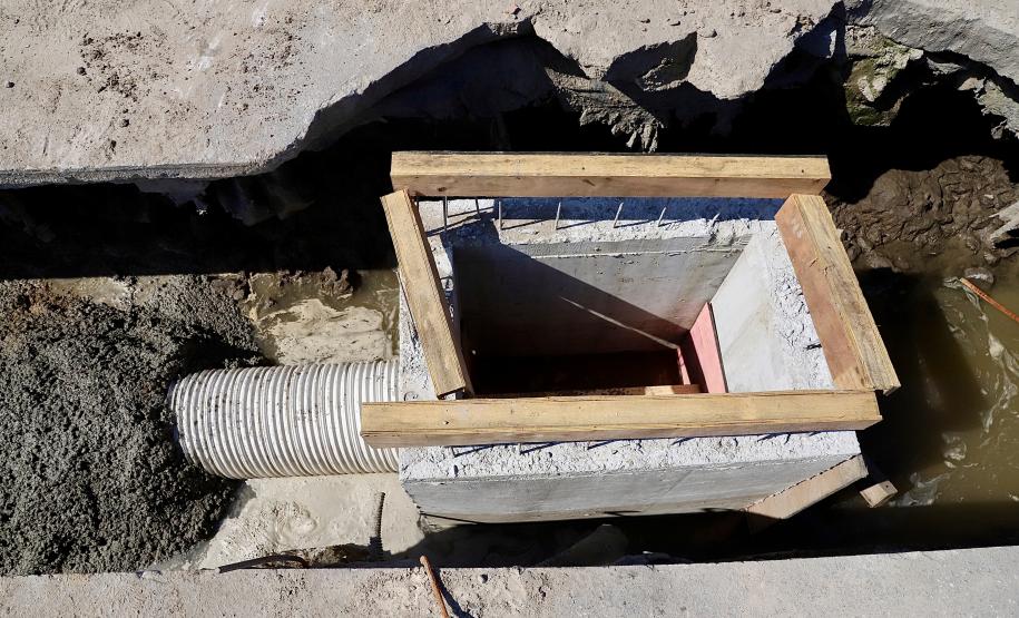 O sistema de drenagem pluvial da faixa portuária e do silo público vertical do Porto de Paranaguá foi todo readequado. Com investimento de pouco mais de R$15,4 milhões da Portos do Paraná, a obra foi realizada em cinco lotes, somando área total de quase 375 mil metros quadrados. Está em fase de conclusão.