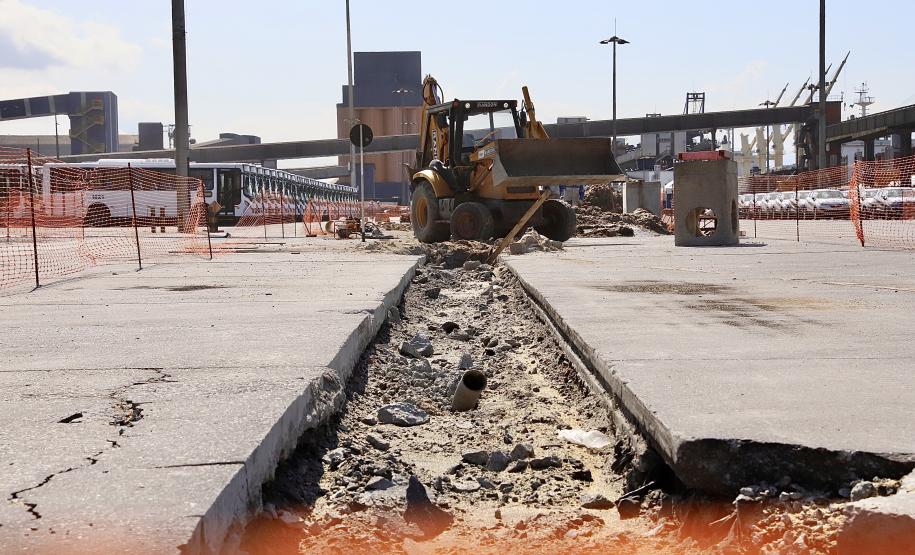 O sistema de drenagem pluvial da faixa portuária e do silo público vertical do Porto de Paranaguá foi todo readequado. Com investimento de pouco mais de R$15,4 milhões da Portos do Paraná, a obra foi realizada em cinco lotes, somando área total de quase 375 mil metros quadrados. Está em fase de conclusão.