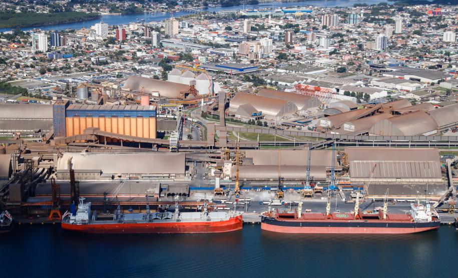 O sistema de drenagem pluvial da faixa portuária e do silo público vertical do Porto de Paranaguá foi todo readequado. Com investimento de pouco mais de R$15,4 milhões da Portos do Paraná, a obra foi realizada em cinco lotes, somando área total de quase 375 mil metros quadrados. Está em fase de conclusão.