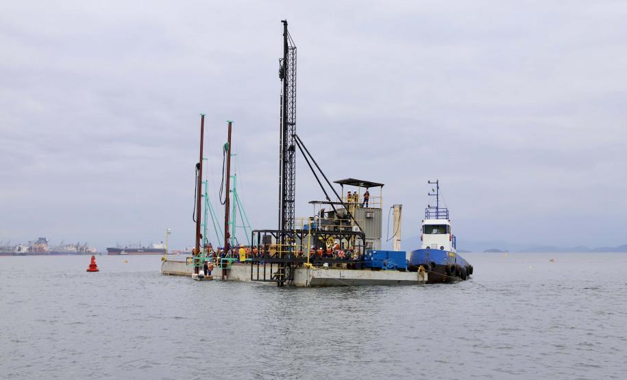 Nesta semana, as atividades da derrocagem no complexo rochoso, localizado no canal de acesso aos portos de Paranaguá e Antonina, estão na porção AD04. Ao todo, a obra deve remover 22,3 mil metros cúbicos das formações rochosas.