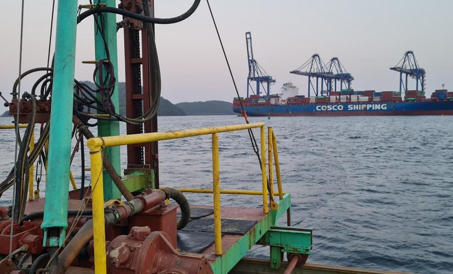 Nesta semana, as atividades da derrocagem no complexo rochoso, localizado no canal de acesso aos portos de Paranaguá e Antonina, estão na porção AD04. Ao todo, a obra deve remover 22,3 mil metros cúbicos das formações rochosas.