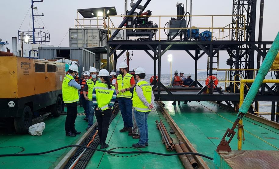 Nesta semana, as atividades da derrocagem no complexo rochoso, localizado no canal de acesso aos portos de Paranaguá e Antonina, estão na porção AD04. Ao todo, a obra deve remover 22,3 mil metros cúbicos das formações rochosas.