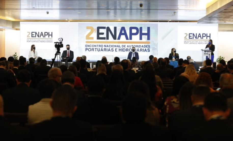 Governança e Sustentabilidade nas Autoridades Portuárias foi o tema abordado pelos representantes do Paraná em evento do setor que acontece nesta quarta e quinta-feira (28 e 29), em Brasília. Trata-se do Fórum Nacional de Logística e Infraestrutura Portuária - Brasil Export 2021, que reúne autoridades portuárias de Norte a Sul do país. A edição nacional do evento faz uma síntese dos fóruns realizados nas regionais, ao longo deste ano.