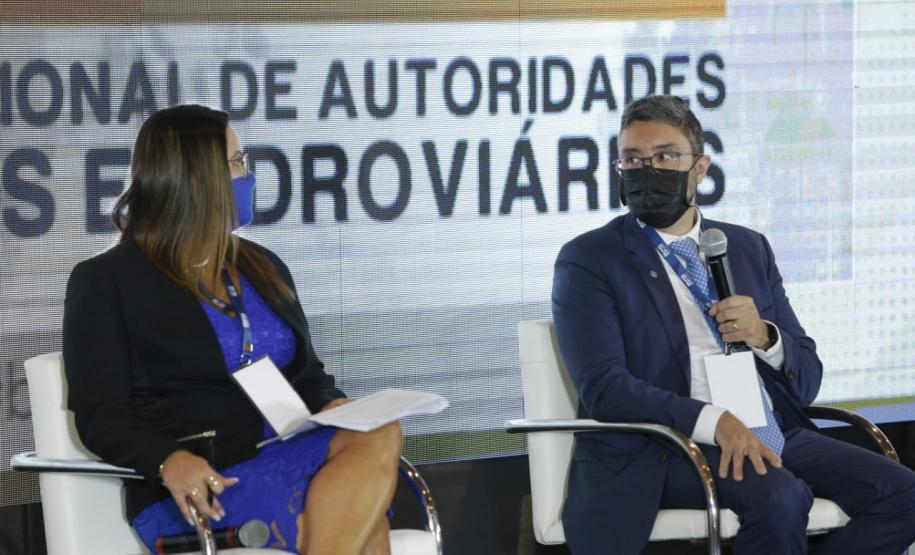 Governança e Sustentabilidade nas Autoridades Portuárias foi o tema abordado pelos representantes do Paraná em evento do setor que acontece nesta quarta e quinta-feira (28 e 29), em Brasília. Trata-se do Fórum Nacional de Logística e Infraestrutura Portuária - Brasil Export 2021, que reúne autoridades portuárias de Norte a Sul do país. A edição nacional do evento faz uma síntese dos fóruns realizados nas regionais, ao longo deste ano.