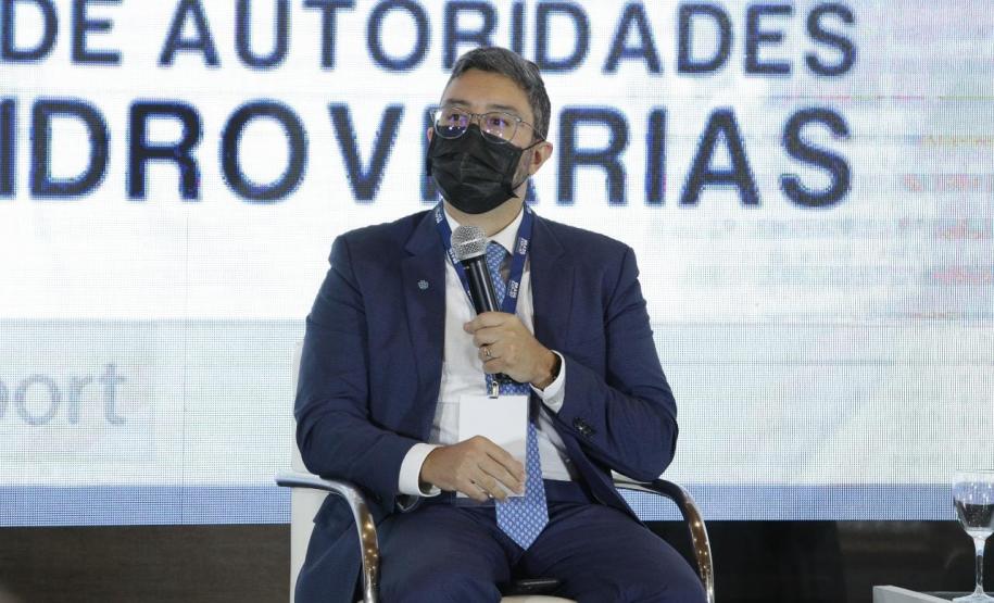Governança e Sustentabilidade nas Autoridades Portuárias foi o tema abordado pelos representantes do Paraná em evento do setor que acontece nesta quarta e quinta-feira (28 e 29), em Brasília. Trata-se do Fórum Nacional de Logística e Infraestrutura Portuária - Brasil Export 2021, que reúne autoridades portuárias de Norte a Sul do país. A edição nacional do evento faz uma síntese dos fóruns realizados nas regionais, ao longo deste ano.