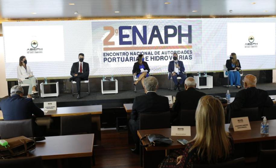 Governança e Sustentabilidade nas Autoridades Portuárias foi o tema abordado pelos representantes do Paraná em evento do setor que acontece nesta quarta e quinta-feira (28 e 29), em Brasília. Trata-se do Fórum Nacional de Logística e Infraestrutura Portuária - Brasil Export 2021, que reúne autoridades portuárias de Norte a Sul do país. A edição nacional do evento faz uma síntese dos fóruns realizados nas regionais, ao longo deste ano.